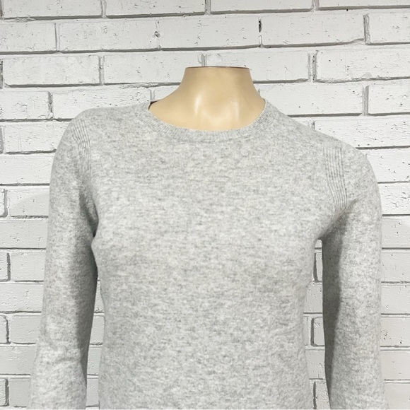 Banana Republic Women's Crewneck Gray Sweater - Picture 3 of 10